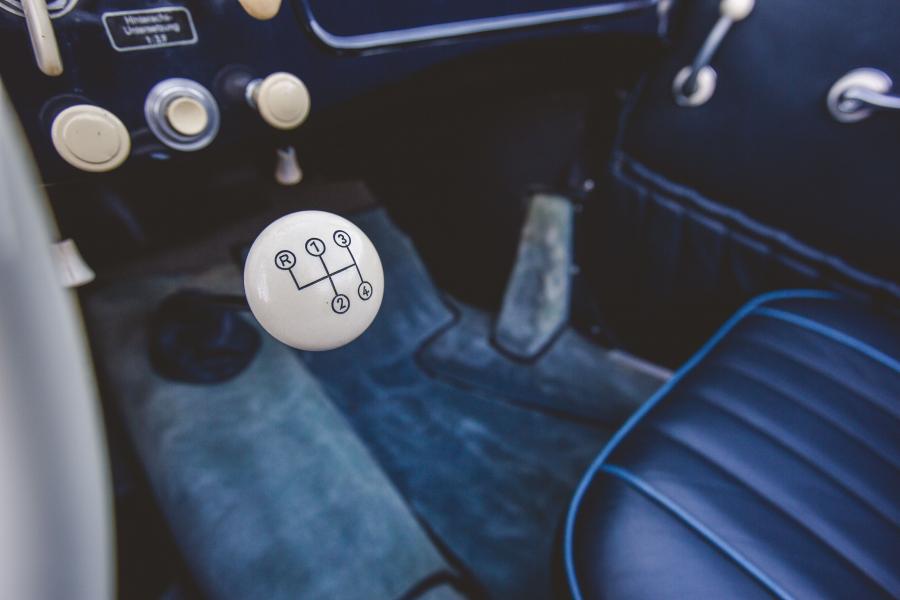 Детали интерьера BMW 327 Convertible 1937 года  (фото 10 из 31)